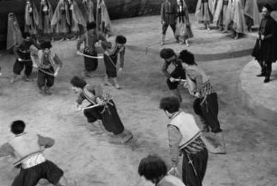 Szenenbilder aus dem Ballett "Gajaneh" von A. Chatschaturjan, Choreographie I. Gruber, mit E. Vesco, Deutsche Staatsoper Berlin, Premiere 21.10.1955