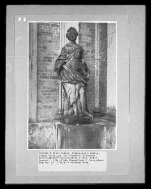 Mythologischer Figurenzyklus — Weibliche Gewandfigur