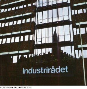Gebäude mit Aufschrift "Industrirådet" und Glasfassade mit Spiegelung