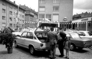 Freiburg: Tag der offenen Tür; Autohaus Schultz; Publikum besichtigt BMW-Typen