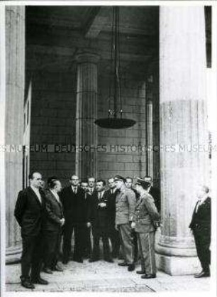 Eine Delegation der polnischen Arbeiterpartei am Ehrenmal Unter den Linden