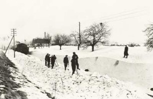 Arnsdorf, Schneeverwehungen, Ausschaufeln
