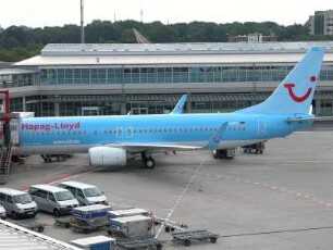 Berlin - Flughafen Tegel : Parkende Flugzeuge auf dem Vorfeld, aufgenommen 2004 am Flughafen Tegel in Berlin