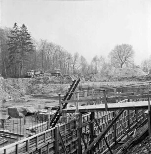 Sachsenwald-Hochhaus: Hinschendorf: Hamburger Straße: Bau: Ausschachtungen und Fundament: vorn Holzverschalungen, Übergang und Leiter: links Bretterstapel: hinten Erdhaufen: darauf links zwei Lkws und Bagger: dahinter Wäldchen