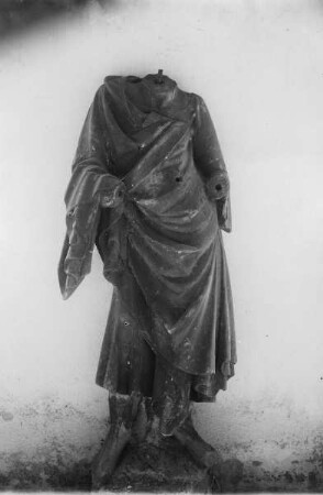 Stehende männliche Gewandfigur