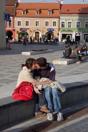 Junges Paar am Marktplatz von Brasov (Kronstadt) in Siebenbürgen, Rumänien.