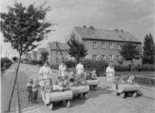 Ausflug der Kinderkrippe der LPG Mestlin, Kreis Parchim