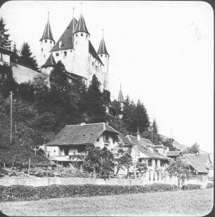 Thun. Stadtansicht mit Schloss (Baubeginn 1190). Talseite