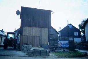 Straße mit Scheune; Gebäude und Traktor