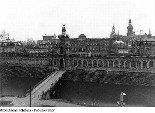 Zwinger mit Kronentor