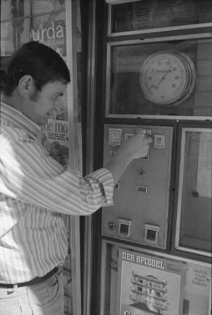 Umstellung der Briefmarkenautomaten der Bundespost anlässlich Gebührenerhöhung
