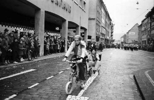 Freiburg: Rosenmontagsumzug am Bertoldsbrunnen