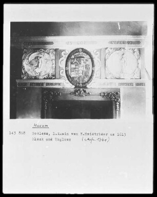 Kamin mit allegorischen Reliefs uns einem Wappen