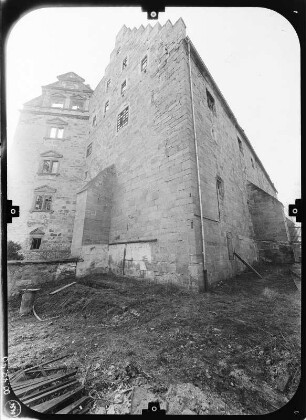 Heldburg (Bad Colberg-Heldburg). Veste Heldburg (Baubeginn 12. Jh.). Französischer Bau und Heidenbau. Teilansicht von Ostnordost
