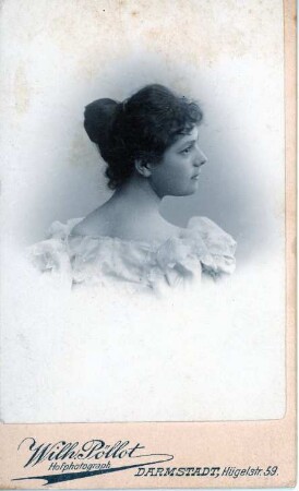 Seitliches Porträt/Oberkörperfoto einer jungen Dame