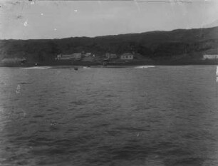 Blick auf die Küste : Blick vom Meer auf eine Küstensiedlung auf der kapverdischen Insel Fogo.