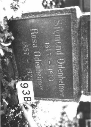 Grabstein 93 (Index: 100081954) Material: Granit Zustand: gut Maße HxBxT: 183x60x33 cm Beschreibung: Obelisk, Doppelsockel, unterer Sockel rustica: Grabstein 93B