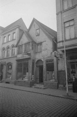 Lehrer und Schüler beim Unterricht in der Gehörlosen-Schule Güstrow : Unterrichtsszenen, Stadtansichten von Güstrow, Landschaft und Schloss