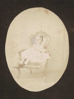 Erbgroßherzog Friedrich als Kleinkind, im Sessel sitzend, Ganzfigur.