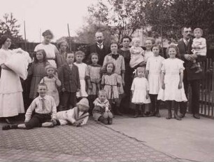 Die Familien Helas, Zenker und Krämer mit den Kindern (Mitte: Kaufmann Oswald Langrock)