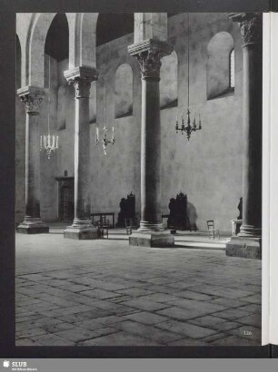 Im Langhaus der Kathedrale