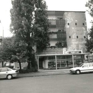 Dresden-Trachau. Wohnsiedlung der Gewobag (1928/um 1935; H. Richter). Wohnblock, Kopernikusstraße 42. Kopfbau mit Laden. Straßenansicht