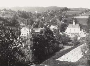 Gasthof und Pfarrkirche : Teilansicht des Ortes mit Gasthof, Pfarrkirche und Kleinfluren. Blick vom Sommerberg nach Nordwesten zur Brandhöhe