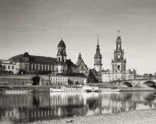 Kathedrale : Blick vom Neustädter Ufer über die Elbe gegen Brühlsche Terrasse mit Ständehaus, Georgenbau und Hausmannsturm des ehem. Residenzschlosses, Kathedrale und Augustusbrücke; im Vordergrund Seitenraddampfer "Dresden"