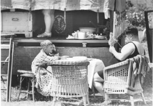 Ostsee. Camping 1938. Camper sitzen vor Ihrem Fahrzeug, einem LKW