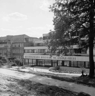 Krankenhäuser: Krankenhaus Reinbek St. Adolf-Stift: Hamburger Straße: Mittelbau vor Fertigstellung mit Namenszug: vorn Gehweg in unbefestigtem Außengelände: rechts Baum: links Treppe: dahinter Erweiterungsbau