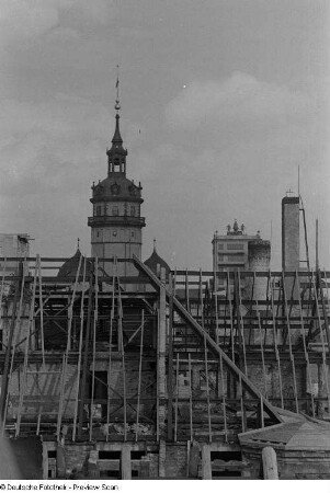 Dach des Alten Rathauses, Blick auf Nikolaikirche