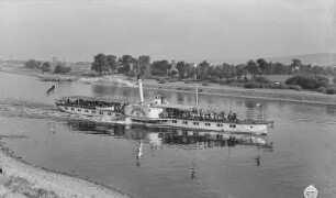 Personen-Seitenraddampfer "Lössnitz" (1873, Werft Blasewitz). Auf Fahrt stromauf an der Wesenitzmündung bei Pratzschwitz