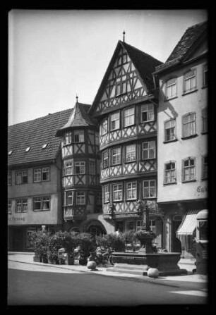 Marktplatz 12 (Konditorei Hahn) mit Brunnen