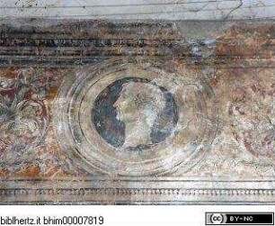 Gemalte Pilasterarchitektur und Landschaftsveduten, Fries mit Imperatorenporträts, Jugendlicher unbekannter Imperator