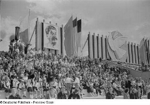 Blick auf die Ehrentribüne bei der Sportlerparade auf dem Marx-Engels-Platz (heute: Schlossplatz)