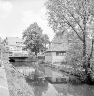 Beste: Flussregulierung: hinten links Besttorbrücke: hinten Geschäftshaus an der Besttorstraße: rechts Gebäude: dazwischen Bäume
