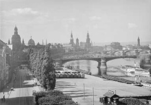 Dresden, Blick über das Terrassenufer und die Carolabrücke zur Brühlschen Terrasse : Ausschiffungsplatz Dresden-Altstadt