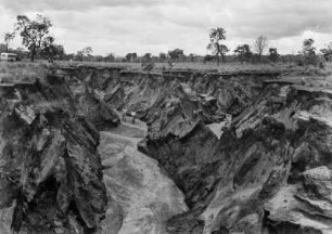 Ausgetrocknetes Flussbett : Ein ausgetrocknetes Flussbett mit zwei Mitgliedern der Expedition.