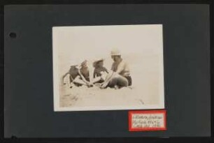 Heinrich Zimmer mit drei Söhnen am Strand