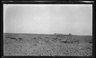 Maurepas (bei Péronne, Dep. Somme, Frankreich): ödes Feld mit Laufgraben ("Batteriestellung bei der Ferme Rouge")
