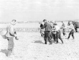Mitglied des Fotozirkels dokumentiert das Ausbringen von Pflanzkartoffeln durch Mitglieder der LPG Bandelow (Kr. Strasburg)
