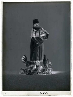 Figur Hühner fütterndes Mädchen