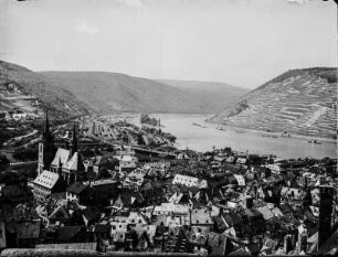 Binger Loch : Blick auf die Stadt Bingen am Rhein, an den Hängen Weinanbau.