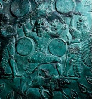 Tympanon aus der Idäischen Grotte, Zeus und Kureten (Fragment)