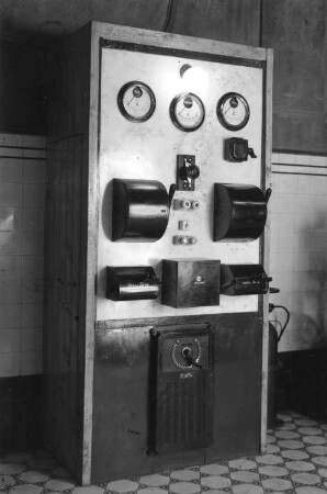Dieselmotor (um 1932/1935, Firma Walter Töpelmann) für die Sächsische Patentachsenfabrik Kadner & Co. Vorderansicht. Roßwein, wohl im Werk der Sächsischen Patentachsenfabrik