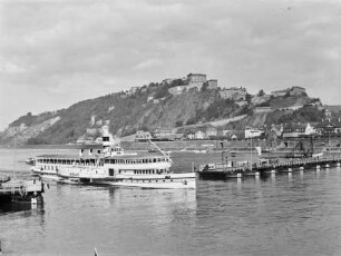 Blick auf die Festung Ehrenbreitstein in Koblenz, davor Pontonbrücke und ein Ausflugsdampfer