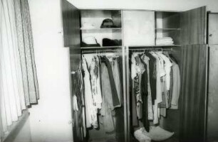 Geöffneter Kleiderschrank