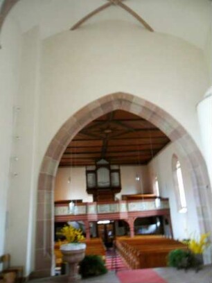 Langhaus Innen-Sicht aus dem Chorraum mit Triumphbogen nach Westen in das Langhaus