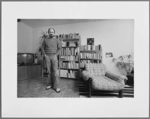 Peter Willers in seinem Wohnzimmer, Bremen