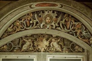 Fensterrahmung mit weiblicher Maske, Greifvögeln, Schlangen, Hasen, Putten und Katzen